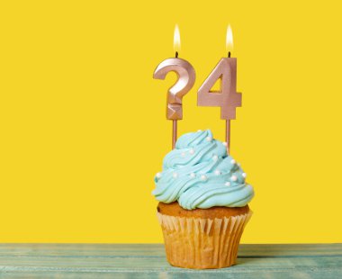 Mum Sorusu İşaretli Doğum Günü Pastası ve Sarı Arkaplanda 4 Numara.