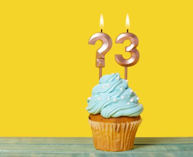 Mum Sorusu İşaretli Doğum Günü Pastası ve Sarı Arkaplanda 3 Numara.