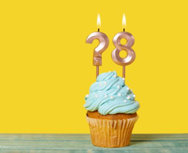 Mum Sorusu İşaretli Doğum Günü Pastası ve Sarı Arkaplanda 8 Numara.