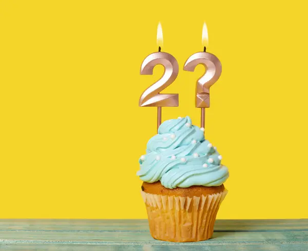 Geburtstagskuchen Mit Kerze Nummer Und Fragezeichen Auf Gelbem Hintergrund — Stockfoto