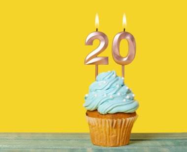 20 Numaralı Mumlu Doğum günü Pastası - Sarı Arkaplanda.