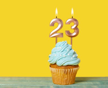 23 Numaralı Mumlu Doğum Günü Pastası Sarı Arkaplanda.