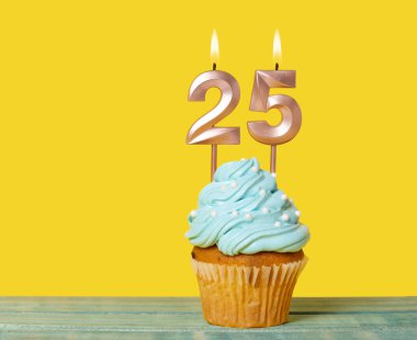 25 Numaralı Mumlu Doğum Günü Pastası Sarı Arkaplanda.
