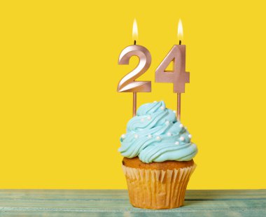 24 Numaralı Mumlu Doğum Günü Pastası Sarı Arkaplanda.