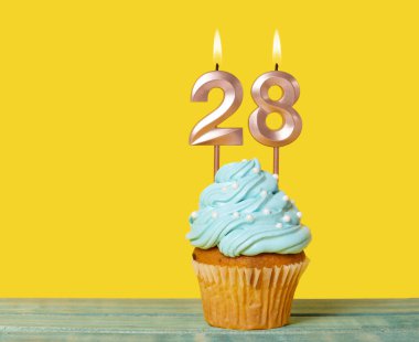 28 Numaralı Mumlu Doğum günü Pastası Sarı Arkaplanda.