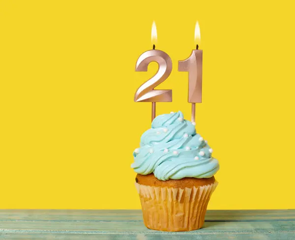 Geburtstagstorte Mit Kerze Nummer Auf Gelbem Hintergrund — Stockfoto