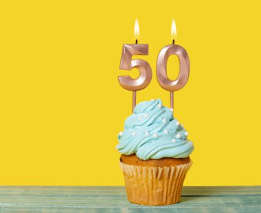 Sarı Arkaplanda 50 Numaralı Mumlu Doğum Günü Pastası.