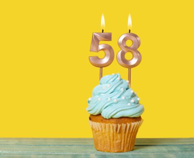 Sarı Arkaplanda 58 Numaralı Mumlu Doğum Günü Pastası.
