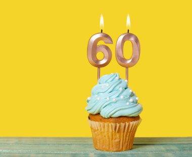 Sarı Arkaplanda 60 Numaralı Mumlu Doğum Günü Pastası.