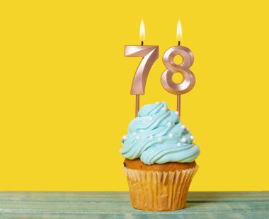 78 Numaralı Mumlu Doğum günü Pastası - Sarı Arkaplanda.