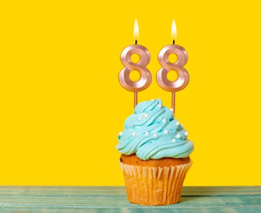 Sarı Arkaplanda 88 Numaralı Mumlu Doğum Günü Pastası.
