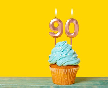 Sarı Arkaplanda 90 Numaralı Mumlu Doğum Günü Pastası.