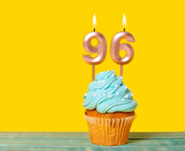 Sarı Arkaplanda 96 numaralı mumlu doğum günü pastası.