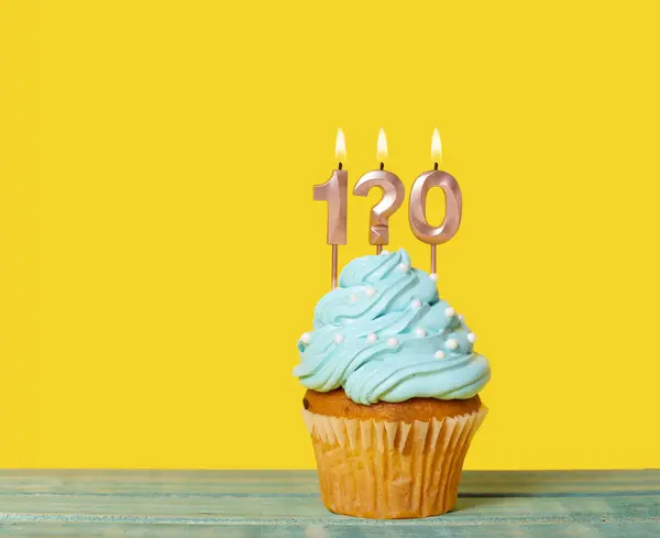 Geburtstagstorte Mit Nummer Fragezeichen Und Zahl Auf Gelbem Hintergrund — Stockfoto
