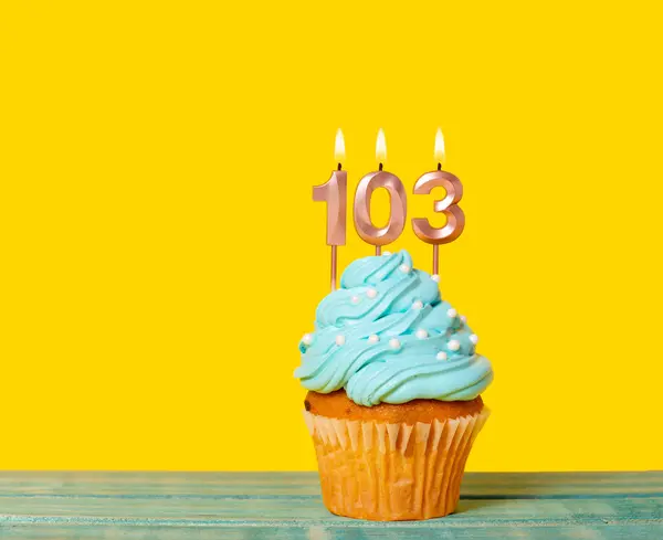 Geburtstagstorte Mit Kerze Nummer 103 Auf Gelbem Hintergrund — Stockfoto