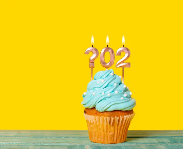 Geburtstagstorte Mit Kerze Fragezeichen Und Zahl Auf Gelbem Hintergrund — Stockfoto