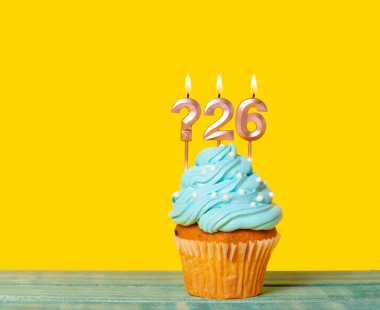 Mum Sorusu İşaretli Doğum Günü Pastası ve Sarı Arkaplanda 26 Numara.