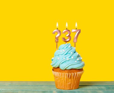 Mum Sorusu İşaretli Doğum Günü Pastası ve Sarı Arkaplanda 37 Numara.