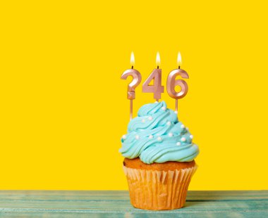 Mum Sorusu İşaretli Doğum Günü Pastası ve Sarı Arkaplanda 46 Numara.