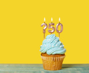 Mum Sorusu İşaretli Doğum Günü Pastası ve Sarı Arkaplanda 50 Numara.