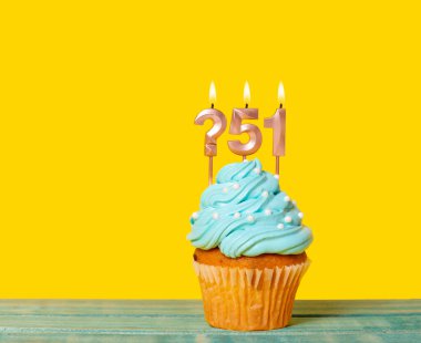 Mum Sorusu İşaretli Doğum Günü Pastası ve Sarı Arkaplanda 51 Numara.