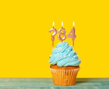 Mum Sorusu İşaretli Doğum Günü Pastası ve Sarı Arkaplanda 84 Numara.