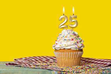 25 Numaralı Mumlu Doğum günü Pastası - Sarı Arkaplanda Fotoğraf.