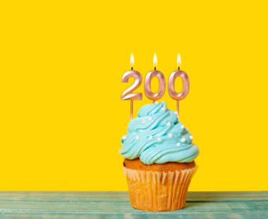 200 Numaralı Mumlu Doğum Günü Pastası Sarı Arkaplanda.