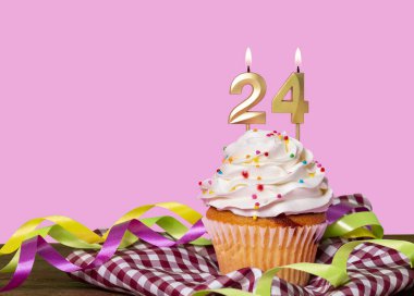 Mumlu Doğum Günü Pastası 24 Numaralı Pembe Arkaplanda Fotoğrafı Oluşturuyor.
