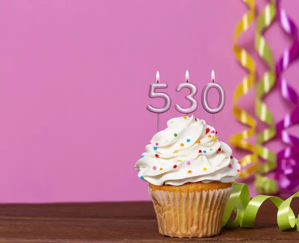 Gâteau Anniversaire Avec Des Bougies Numéro 530 Photo Sur Fond — Photo