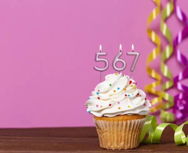 Pastel Cumpleaños Con Velas Número 567 Foto Sobre Fondo Rosa Fotos De Stock