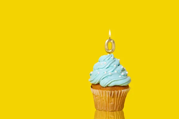 Cupcake Cumpleaños Con Número Vela Lit Foto Sobre Fondo Amarillo Imagen De Stock