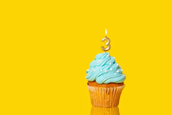 Geburtstag Cupcake Mit Kerze Nummer Lit Foto Auf Gelbem Hintergrund lizenzfreie Stockbilder