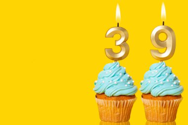 Doğum günü pastaları ve mumlar. 39 Numaralı Fotoğraf Sarı Arkaplanda.
