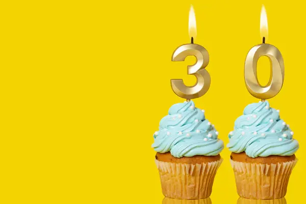 Cupcake Compleanno Con Candele Accese Che Formano Numero Foto Sfondo Immagini Stock Royalty Free