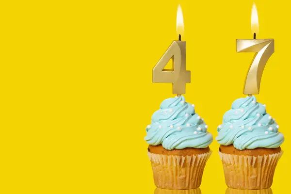 Geburtstagstorten Mit Kerzen Die Die Zahl Formen Foto Auf Gelbem Stockfoto