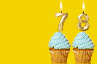 Doğum günü pastaları ve mumlar. 78 Numaralı Fotoğraf Sarı Arkaplanda..