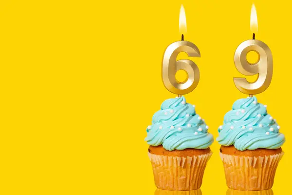Cupcake Compleanno Con Candele Accese Che Formano Numero Foto Sfondo Immagine Stock
