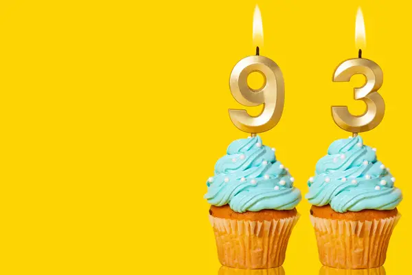 Cupcake Compleanno Con Candele Accese Che Formano Numero Foto Sfondo Foto Stock Royalty Free