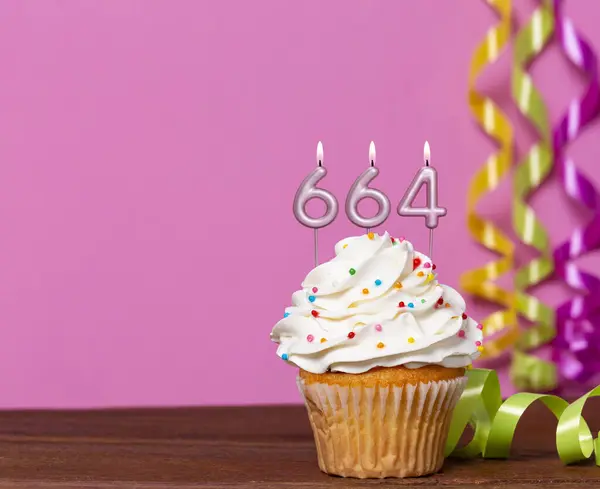 Verjaardagstaart Met Kaarsen Nummer 664 Foto Roze Achtergrond Rechtenvrije Stockafbeeldingen