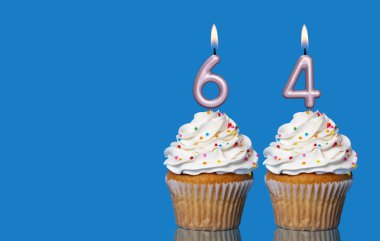 Doğum günü pastaları ve mumlar. Kırmızı Fonda 64 Numaralı Fotoğraf.