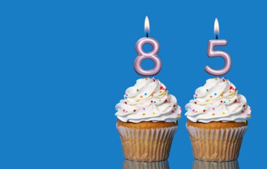 Mavi Arkaplanda 85 Numaralı Fotoğrafı Oluşan Mumlu Kekler