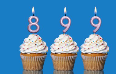 Doğum günü pastaları ve mumlar. 899 numarayı oluşturuyorlar. - Mavi Arkaplanda Fotoğraf