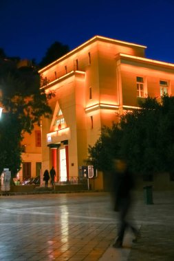 Yunanistan 'ın Nafplion şehrinde gece yarısı Plateia Syntagmatos Meydanı manzarası