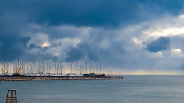 Flisvos Marinasında Soğuk Yağmurlu Bir Gün Doğumu Pire Yunanistan — Stok fotoğraf