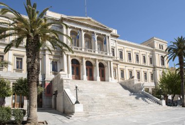Kiklad Adaları Syros başkenti ve güzel yeni Klasik belediye binası. Ege Denizi, Kiklad Adaları,Yunanistan.