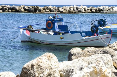 Yunanistan 'ın Skyros adası limanındaki küçük balıkçı teknelerinin sakin manzarası