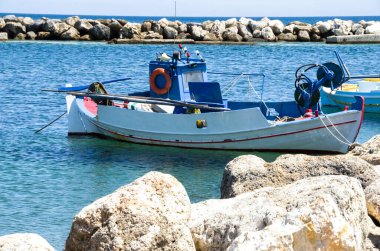 Sakin bir sahne. Yunanistan 'ın Skyros adasının limanında küçük balıkçı tekneleri