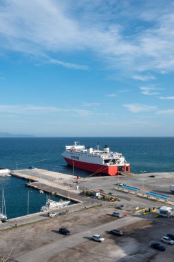 Rafina, Attiki, Yunanistan 'daki liman, liman ve otomobil feribotunun görüntüsü.