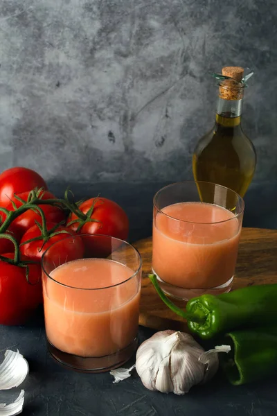 Typická Španělská Rajská Polévka Andaluský Gazpacho Čerstvými Rajčaty Zelenou Paprikou — Stock fotografie